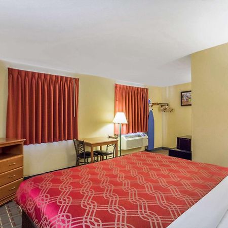 Econo Lodge Lansing - Leavenworth Exterior photo
