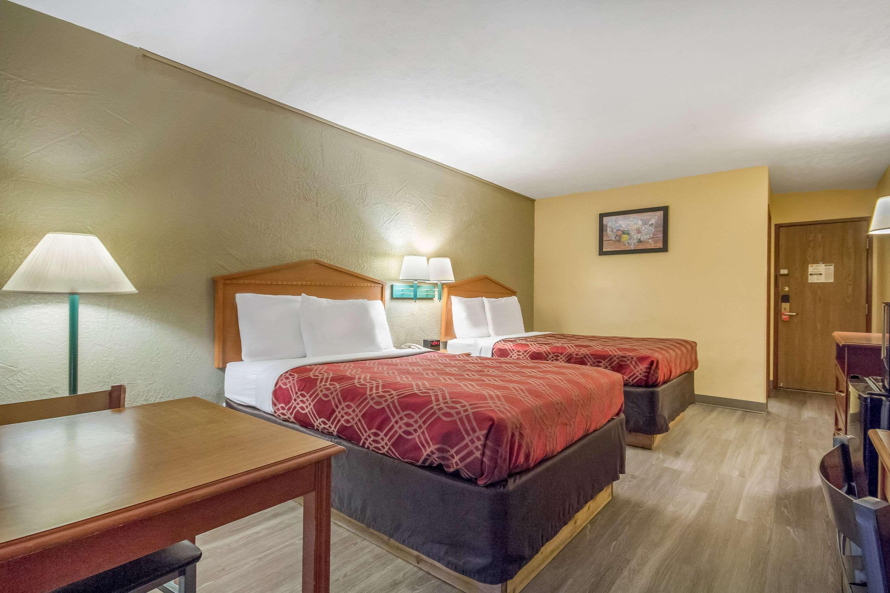 Econo Lodge Lansing - Leavenworth Exterior photo