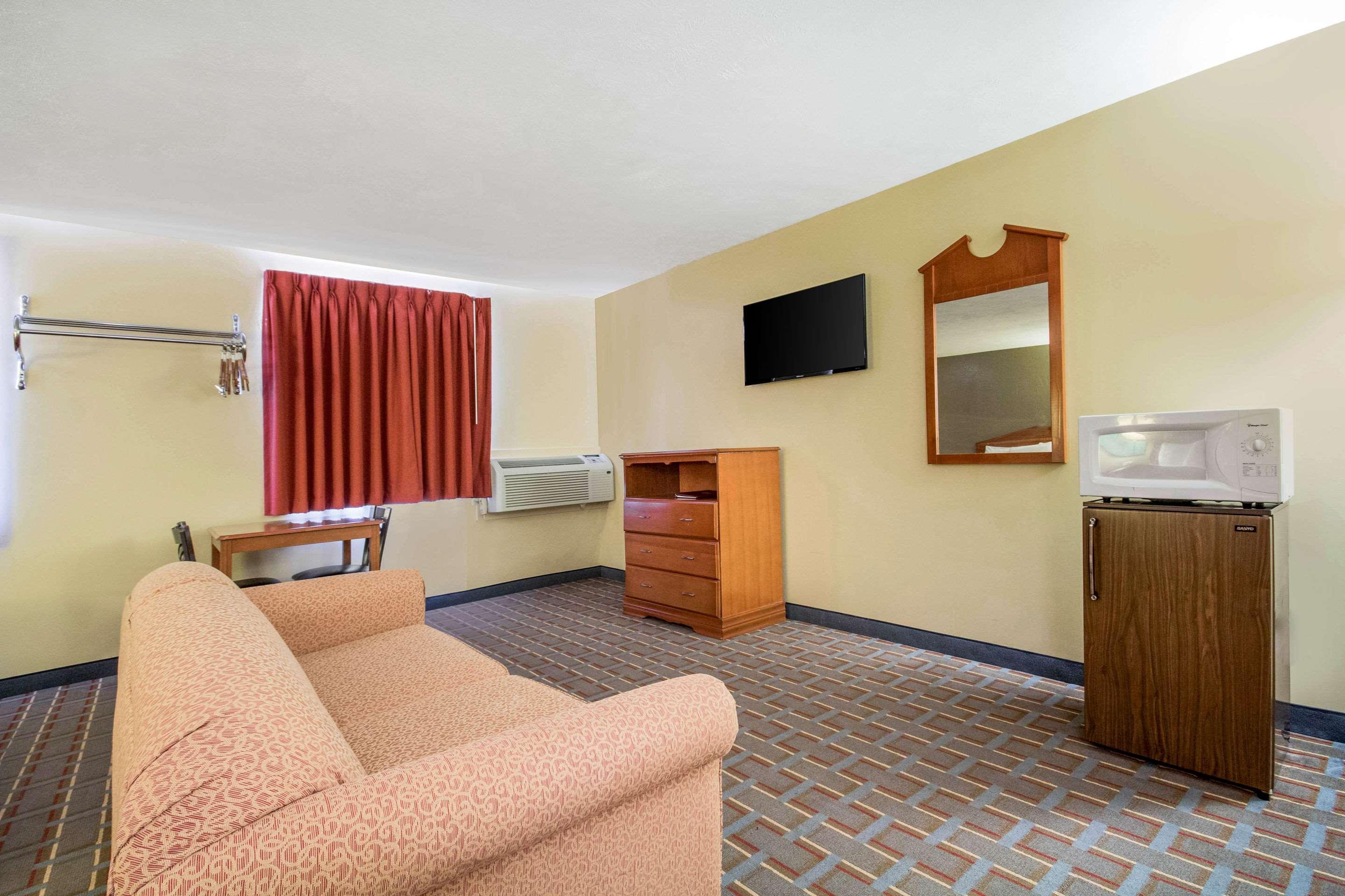 Econo Lodge Lansing - Leavenworth Exterior photo