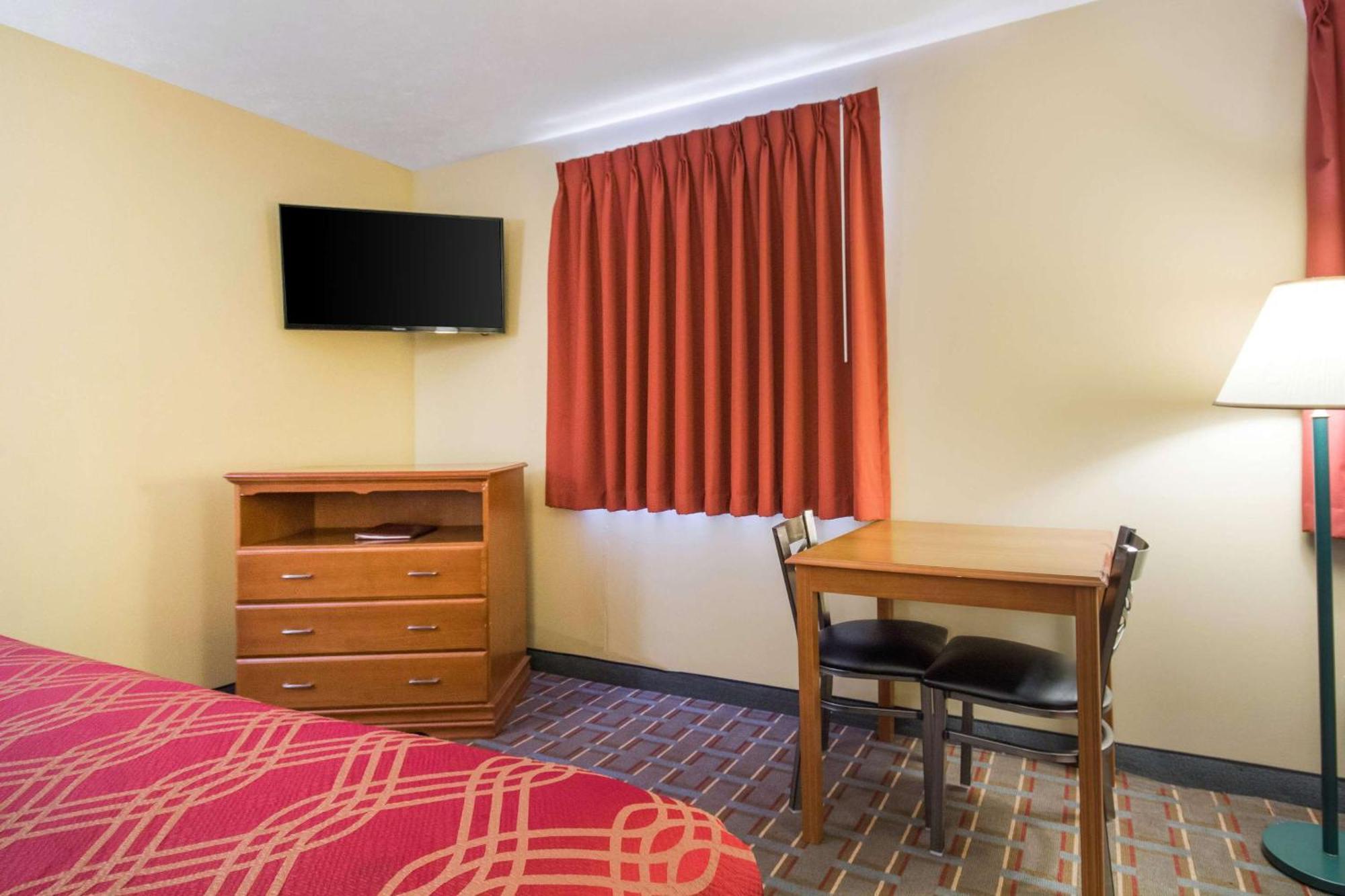 Econo Lodge Lansing - Leavenworth Exterior photo