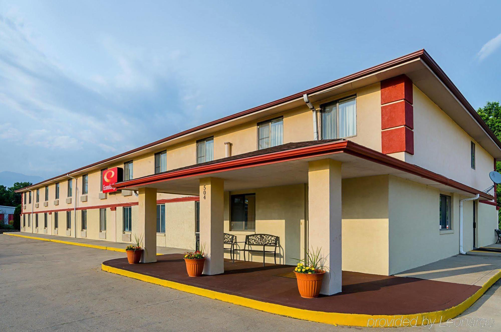 Econo Lodge Lansing - Leavenworth Exterior photo